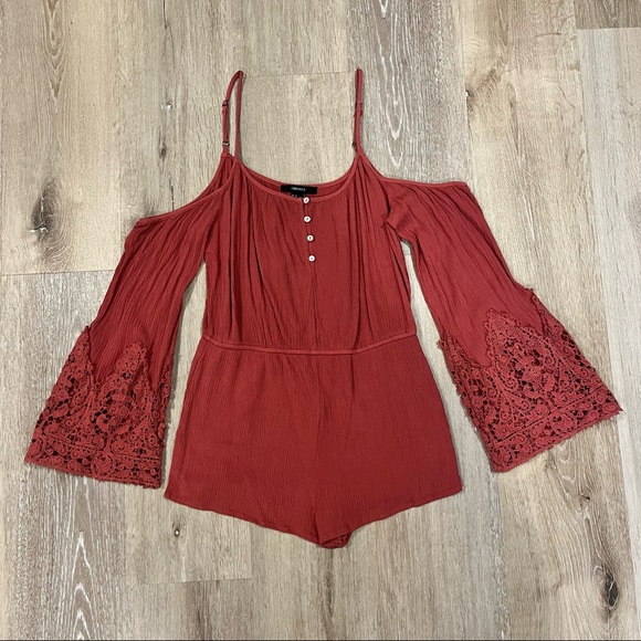 ✨Host Pick✨ Forever 21 Mauve Off-the-Shoulder Crochet Bell Sleeve Henley Romper - Picture 4 of 8